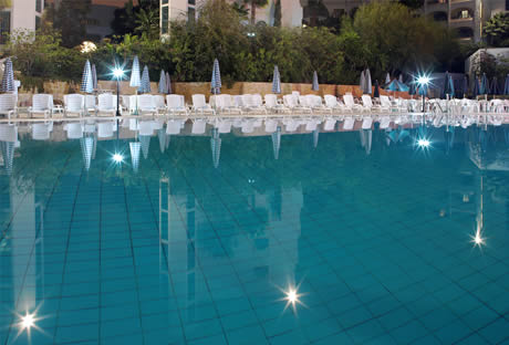 Hotel mit riesigen swimming pool in antalya foto