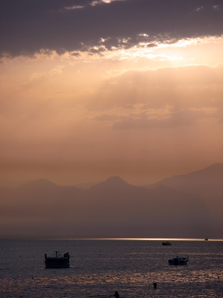 Schoenen sonnenuntergang ueber mittelmeer antalya foto