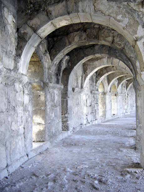 Archi teatro antico di aspendos in antalya foto