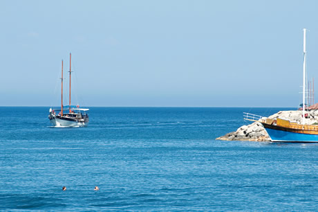 Barca nel mar mediterraneo in antalya foto