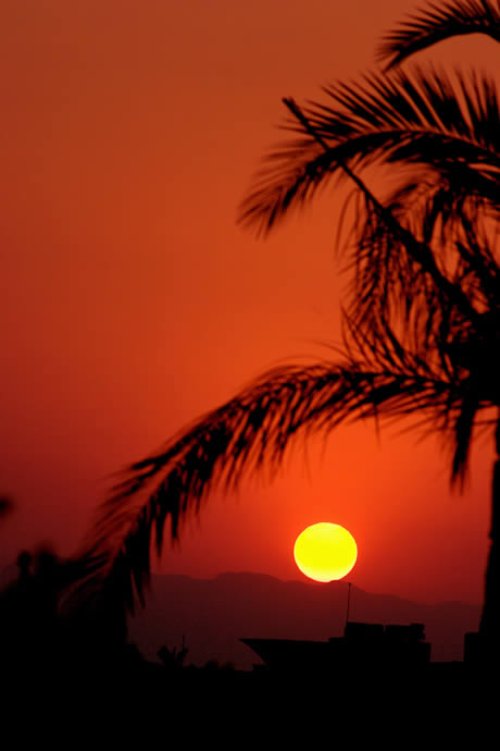 Belissimo tramonto sul mar mediterraneo in antalya foto