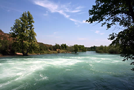 Il fiume manavgat vicino alanya in antalya foto