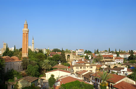 Minareto moschea di mehmet pasha ed il centro storico di antalya foto