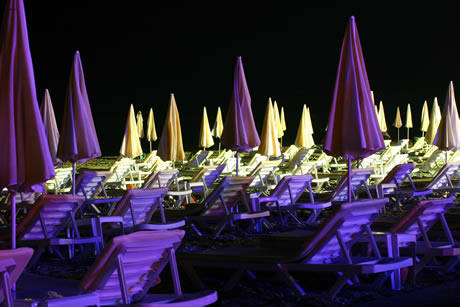 Ombrelloni e lettini sulla spiaggia in antalya foto