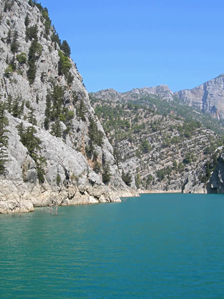 Baraj si lac de acumulare la canionul din antayla foto
